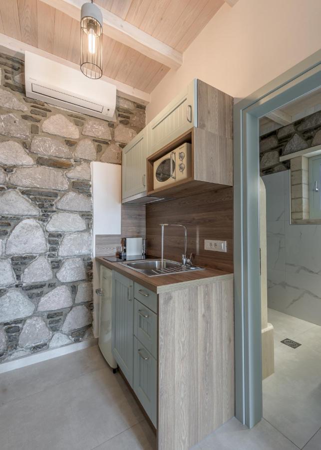 Thea Sunset Suites Mytakas Екстериор снимка